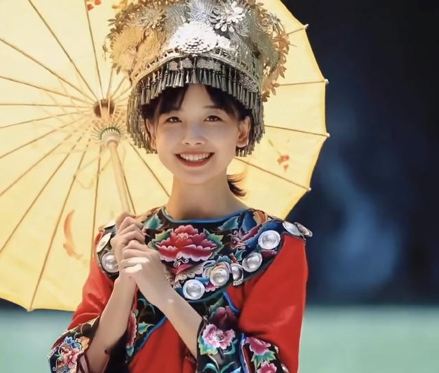 「最美女記者」王冰冰再次俘獲人心！穿湘西服飾宣揚文化，太養眼 娛樂八卦吃瓜 第2张