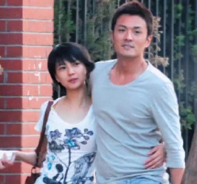 于小伟高圆圆绯闻，43岁高圆圆当街热吻被拍