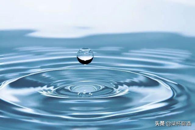 威士忌兑什么好喝，威士忌要兑点什么喝（都说威士忌兑水更好喝）