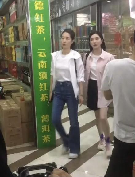 劉敏濤江疏影新劇路透曝光！兩人同穿西裝氣場十足，劉敏濤變年輕 娛樂八卦吃瓜 第6张