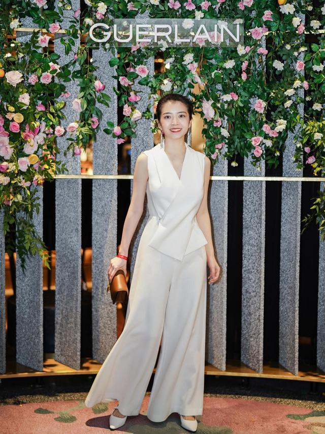 高腰牛仔短裤搭配，高腰窄腿牛仔裤怎么搭配（牛仔短裤一定要选高腰款式）