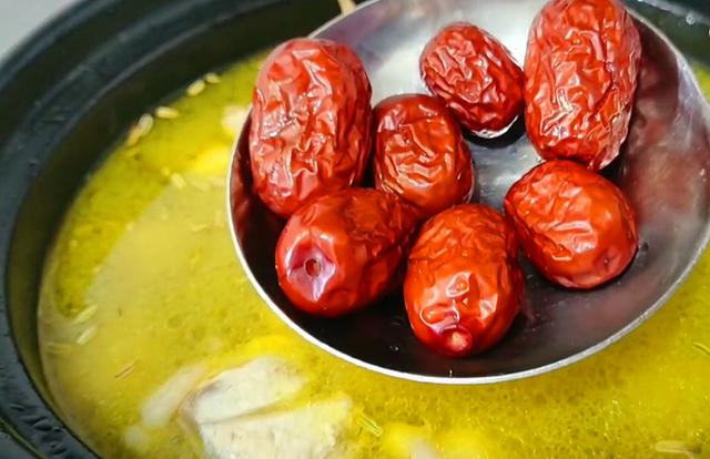 清炖鸡汤放什么材料，清炖鸡汤里面都要放什么（炖鸡汤要牢记“3放3不放”）