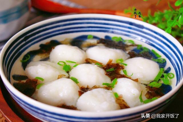 手工鱼丸怎么做，跟大厨学做手打鱼丸（手工鱼丸的做法最正宗的做法）