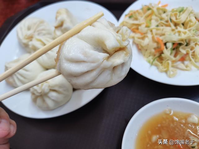 一个大熟包子有几克呀，一两包子有3个明明不止50克