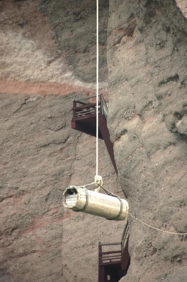 江西省龙虎山悬棺的过程，还原江西龙虎山悬崖上的“悬棺入穴”之谜