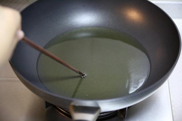 怎么看油热了没，做菜怎么判断油温（如何在烹饪时候判定油温）