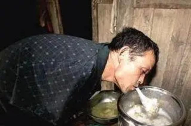 陈星银颁奖典礼，含勺喂母感天动地