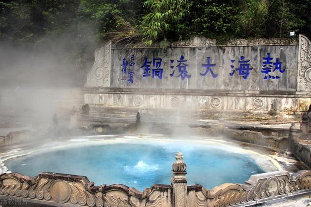 冬日泡温泉好惬意，安宁人冬天不可少的惬意