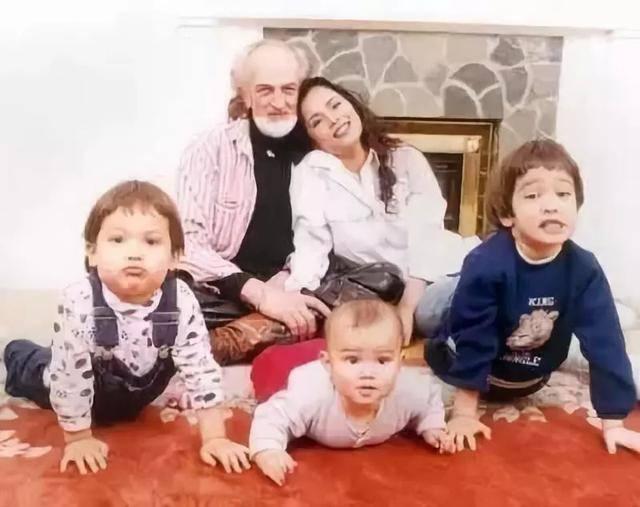 59岁韦唯现身模样大变，韦唯20年情路坎坷