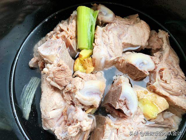 骨头汤怎么才熬得又白又香，骨汤浓白鲜香无腥味
