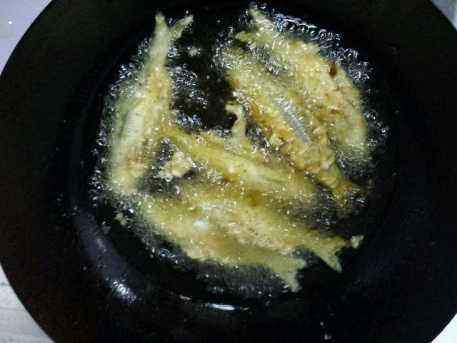 如何炸小鱼炸得又酥又脆，金黄酥脆连鱼骨一起嚼