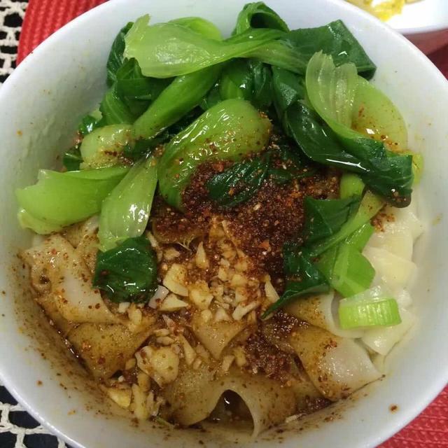 陕西油泼面的正宗做法，教你做正宗陕西油泼面（陕西油泼面正宗做法）