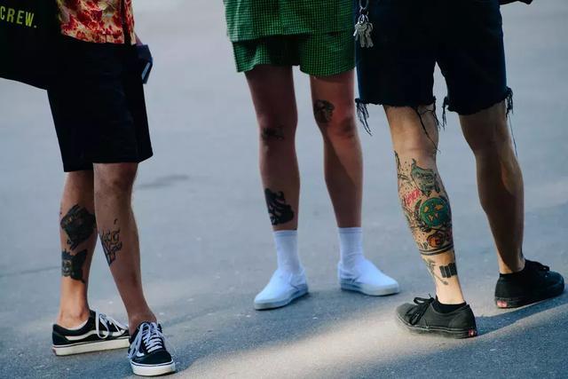 男士超级短裤怎么穿，一双长袜子不能少