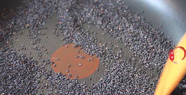 汤圆怎样煮才好吃，汤圆别再传统水煮了