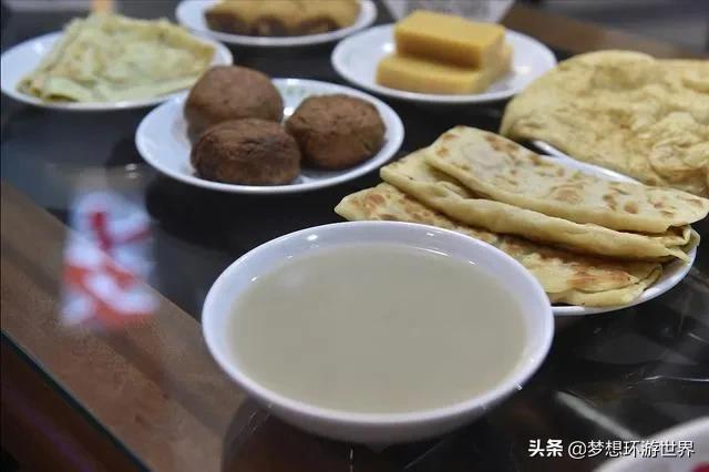 老北京的小吃推荐豆汁，北京的特色小吃