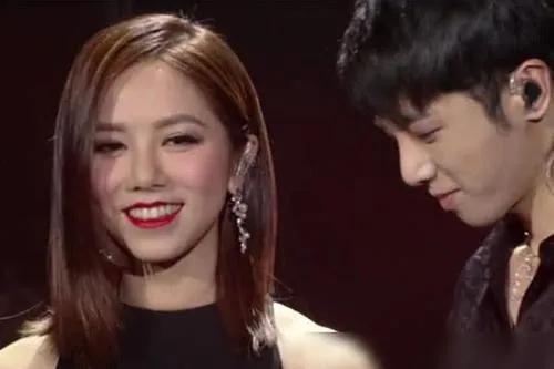 华晨宇女朋友是谁，华晨宇最早的女朋友（男方工作女方甜蜜跟随）