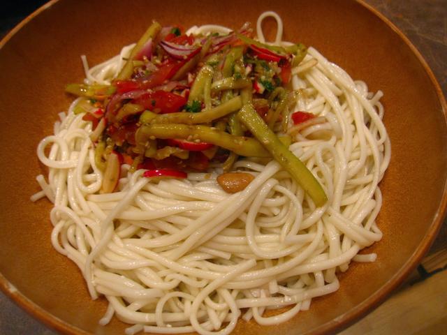 鸡丝凉面的做法，正宗鸡丝凉面的做法（用家常的调料就能做）