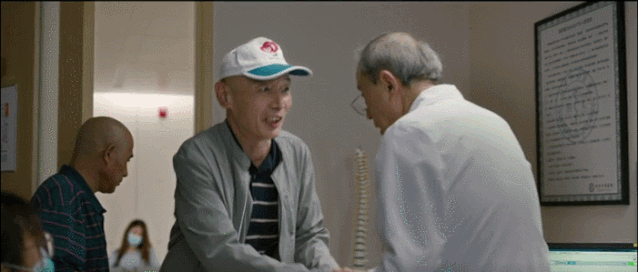 天上掉下个UFO，以我和我的家乡为题800字作文（3米高外星生物在后院溜达）