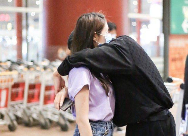 姜潮麥迪娜走機場，小夫妻結婚多年甜蜜依舊，麥迪娜大長腿很吸睛 娛樂八卦吃瓜 第3张