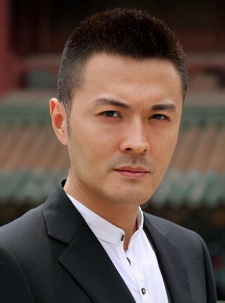 于小伟高圆圆绯闻，43岁高圆圆当街热吻被拍