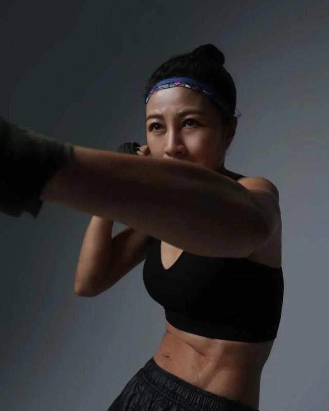 55歲方文琳年過半百依舊努力健身，收獲曼妙身材，自律的女人真美 街拍正妹 第9张