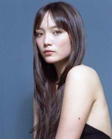 螳螂女简介，33岁的她扮演螳螂女呆萌可爱