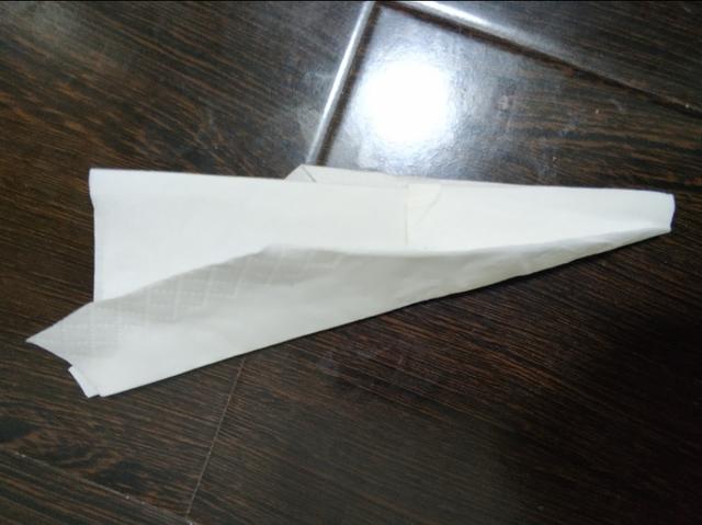教你怎样快速叠纸飞机，3分钟折一种很能飞的纸飞机