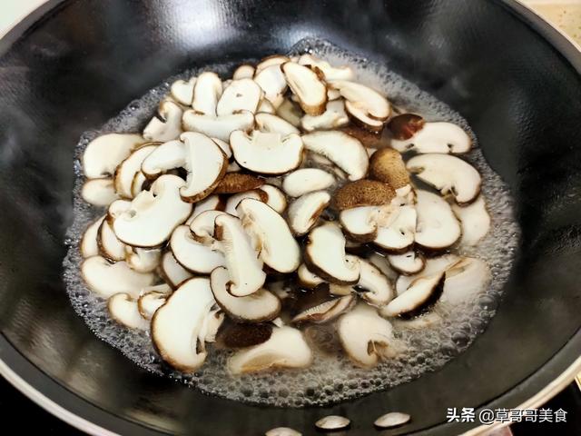 香菇炒肉怎么炒好吃，香菇怎么炒肉好吃又嫩（厨师长分享香菇肉片正确做法）