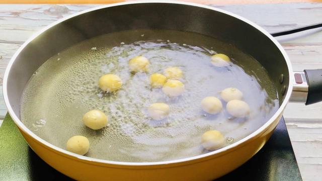 煮汤圆是冷水下锅还是热水下锅，汤圆是冷水下锅还是热水下锅好（难怪汤圆总是露馅）