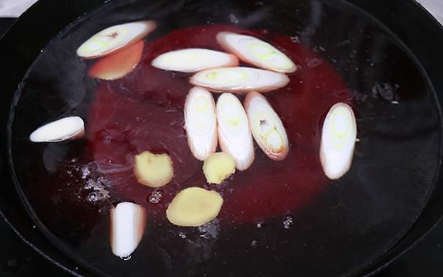 猪血怎么煮才嫩一点，教你用鲜猪血来煮猪血