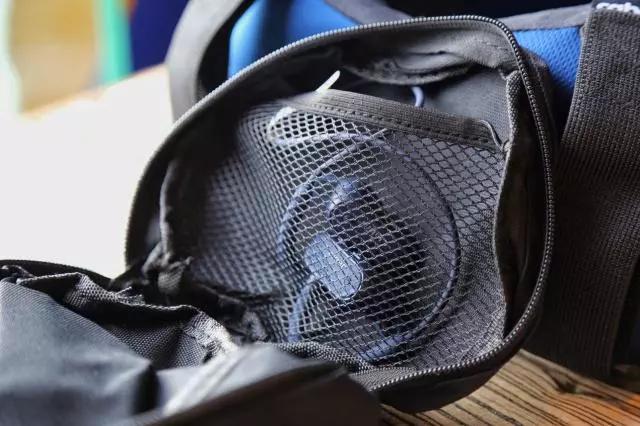 护颈枕的正确枕法，正确戴脖枕（热敷、按摩双面结合）