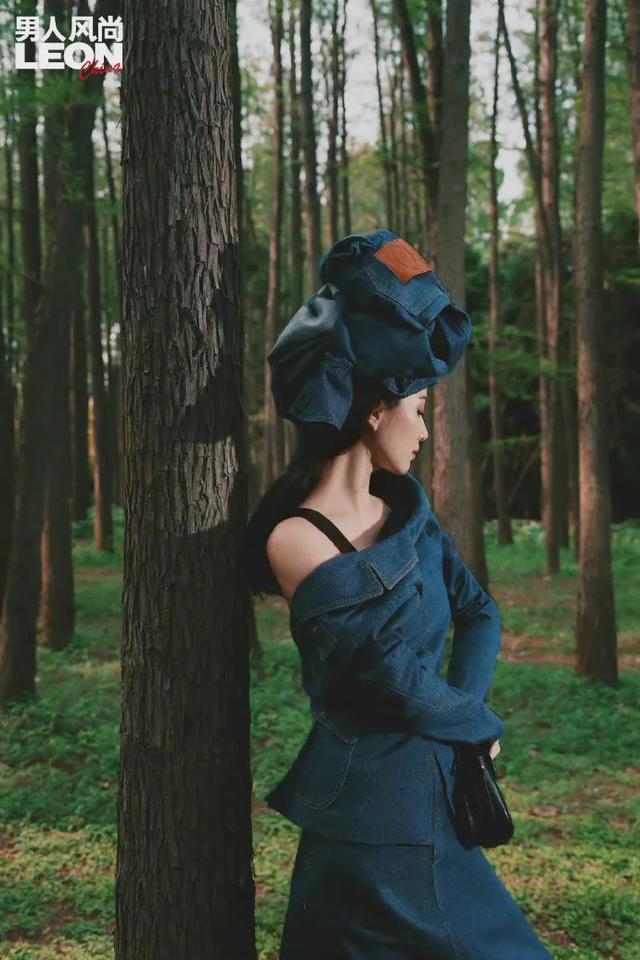 李宇春女装图片，李宇春穿搭卫衣（时尚大片红黑榜）