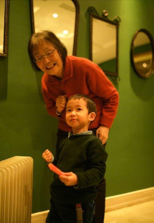 41岁姚晨近照曝光变到让人认不出，姚晨发长文悼念90岁婆婆