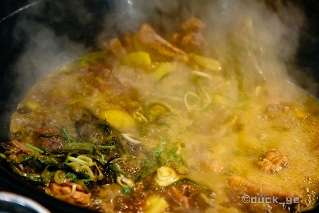 东北特色菜之铁锅炖大鱼，看着土气吃后服气的东北铁锅炖大鱼