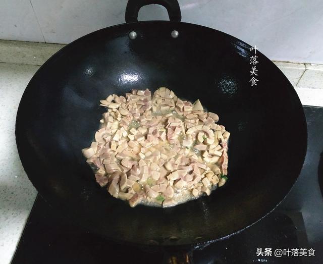 猪腰子怎么炒好吃，怎么爆炒猪腰好吃（去腥去膻还滑嫩）