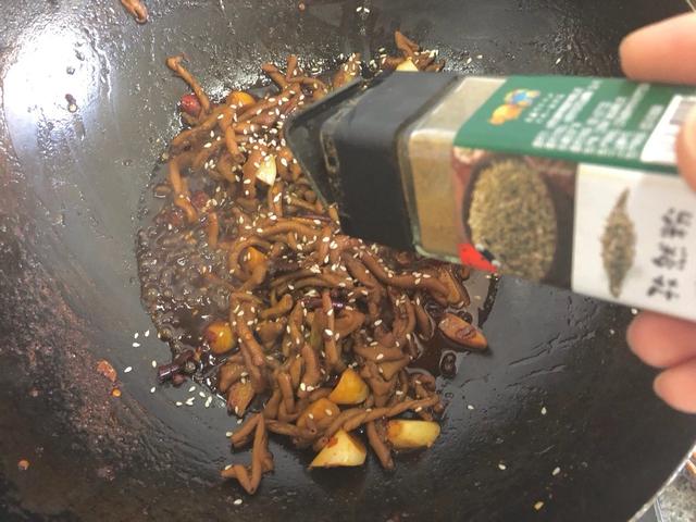 在家自制麻辣鸭肠，自制麻辣鸭肠麻辣鲜香