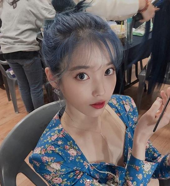 奶奶灰头发图片女，奶奶灰挂耳染发短发lisa同款
