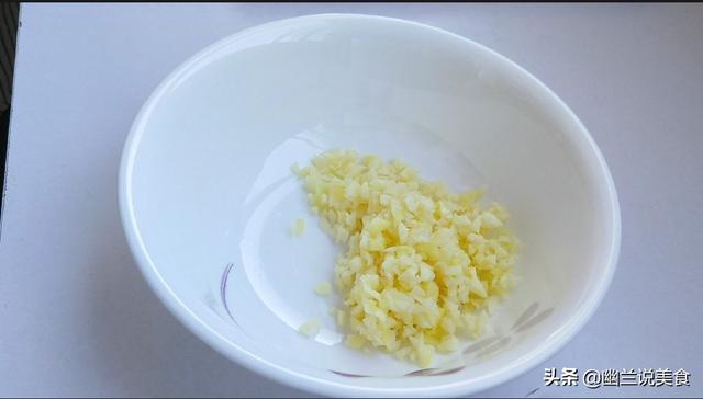 青椒拌皮蛋详细做法，收藏着适合多种凉拌菜