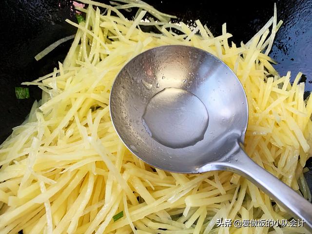 土豆怎么炒好吃，怎么炒土豆最好吃又简单（什么时候放醋是关键点）