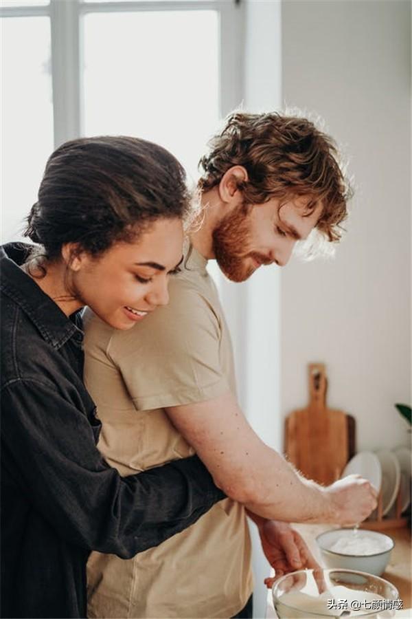跟男生聊天聊什么话题好，与男生聊天聊什么话题好（把“干嘛呢”换成这3句话）