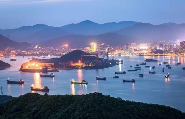 三文鱼是海鲜吗，三文鱼是不是海鲜（最近不敢吃三文鱼了）