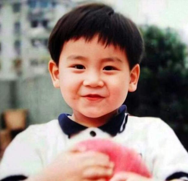 彭于晏小时候和现在对比，小时候太胖被嘲笑