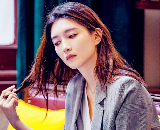 江疏影跟胡歌合照素颜，三十而已江疏影坎坷感情史