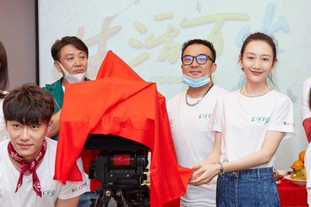 王鷗新劇開機笑容甜美！身穿白色T恤搭牛仔褲，清新自然又減齡 娛樂八卦吃瓜 第2张