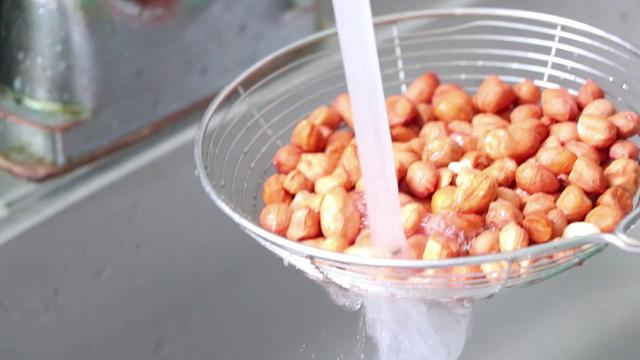 怎样做糖醋花生米才好吃，年夜饭做一道糖醋花生米