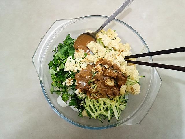 电饼铛做凉皮最简单的做法，在家用电饼铛做凉皮怎么做（电饼铛做凉皮的正确做法）