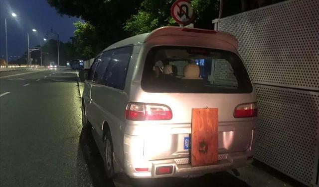 共享车司机倒车疏忽，男子租共享汽车跑黑车这下惨了