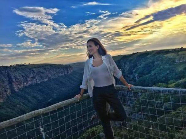 卢靖姗是几国混血吗，卢靖姗是中美混血吗（女儿小手紧握爸爸显温馨）