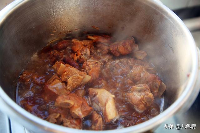 酱排骨的家常做法好吃又简单，家常酱排骨记住两个窍门