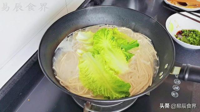 做一碗最简单的清汤面，家常清汤面、汤底清澈口感清爽、简简单单爱却满满